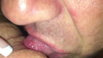 Кунилингус с игрушкой