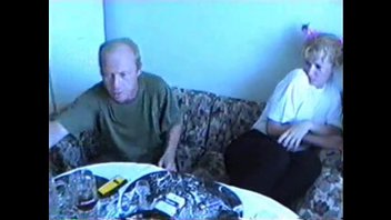 Алкаш вылизал киску и трахнул пьяную девку