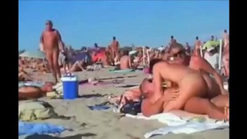 Нудисты отдыхают по разному