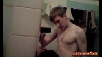 Студент присунул в рот молодой однокурснице ванне, сняв на телефон