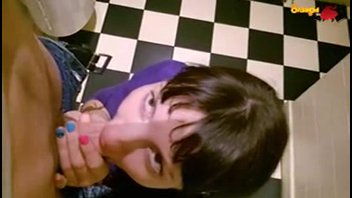 минет в туалете кафешки от брюнетки