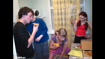 Студенты поели пиццы и потрахались вчетвером