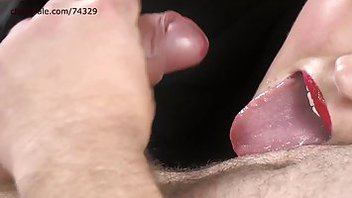 В кадре шаловливый ротан и здоровый хуец, отлично ротик отрабатывает свою партию