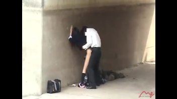 В подворотне шпилит молодую азиатскую телочку