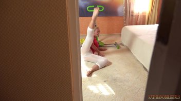 Подглядывающий извращенец рвет на рвет лосины мачехи и кончает в неё Kathia Nobil