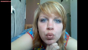 Глубокий горловой минет от блондинки с короткими волосами