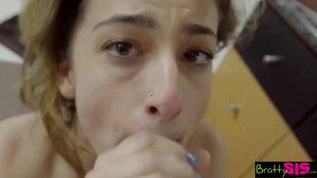 Девка подставляет сладкие дырочки