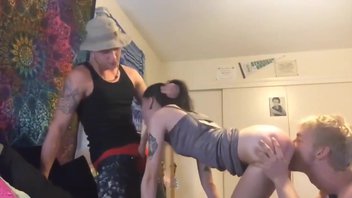 Девчуля захотела расслабиться с двумя парнями