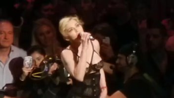 Звезда во время концерта мастурбирует и показывает интимные части тела, Мадонна (Чикконе Луиза Вероника)