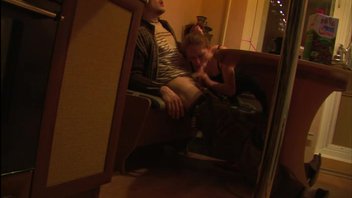 Развратной телке срочно захотелось взять в рот