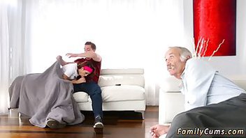 Старикан охотно смотрит, как молодая распутница девица отлично сосет здоровый член пареньку