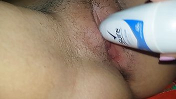 Дезодорантом себе переднюю дырку телка разрабатывает, любительская порнушка