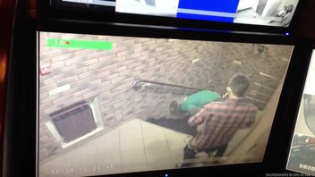 Молодая студентка трахается в подъезде клуба с парнем, не замечая  что их снимает скрытая камера