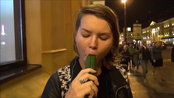 Эксперимент, русские  девки пробуют сосать предметы за бабки