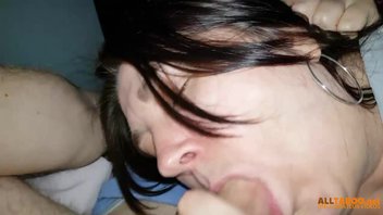 Мамаша заглатывает горячую сперму