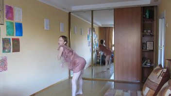 Танцующая девушка