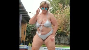 Тётя в купальнике