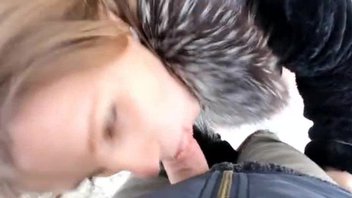 Голая  в одной шубе брюнетка сосет и дает раком на снегу при сильном ветре