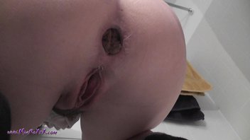 Миа Рокс (Mia Roxxx) какает не снимая носок