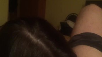 Молоденькая русская самочка согласилась исполнить нежный минет на камеру