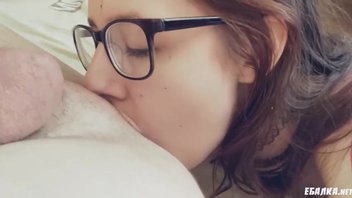 На камеру вылизала мужу очко и дала в анус