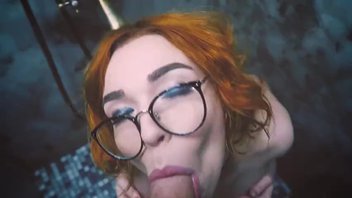Минет в душе от рыжей подружки в очках с окончанием на мордашку