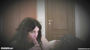 Брюнетка задорно сосет член и трахается на скрытую камеру