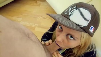 Герл в репперской кепке ядрено отсасывает громадный болт, получая за это сперму в ротик