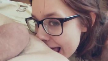 Худая шлюшка в очках дает в попу и в рот