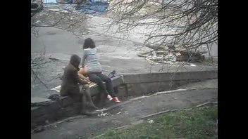 Телка смотрит как ее подруга трахается  с парнем на улице а кто-то снимает на скрытую камеру