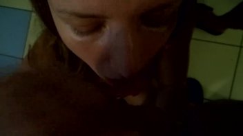 Худая русская шлюха в чулках дает двоим в подсобке