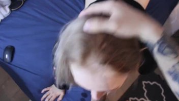 Жестко трахает красотку в рот и получает бонус в качестве спермы