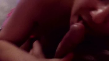 Блондинка не прочь соснуть и получить сперму в рот