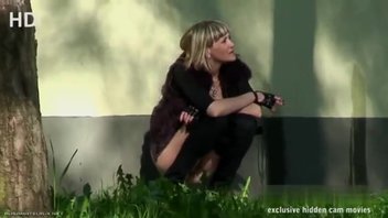 Шлюшки решили незаметно пописать на улице, но были схвачены моей скрытой камерой