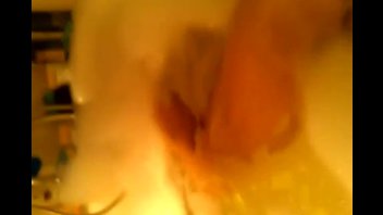 Ножки в ванной