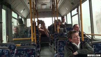 Линдси Олсен (Lindsey Olsen) трахается в автобусе с незнакомцем