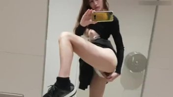 Мисс Алиса Квити в туалете студенческого хостела Скарборо