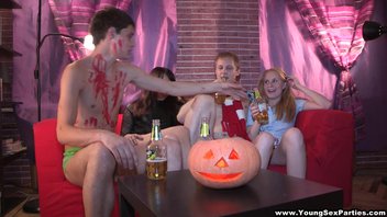 Дания (Dania) и Амбер Дайкири (Amber Daikiri) празднуют хеллоуин