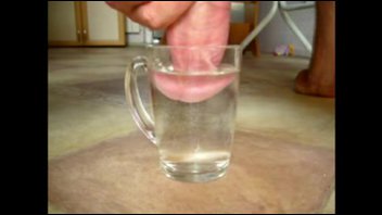 Спустил в стакан сперму