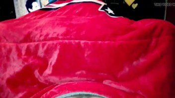 Приподнял одеяло