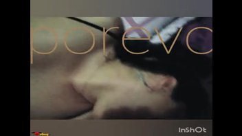 Берет за щеку