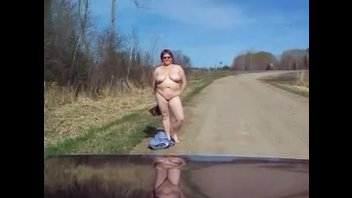 Жена перед машиной