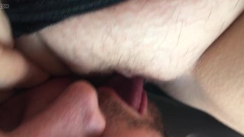 Полизал жене