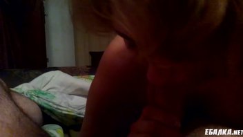 Девочка учится делать минетик