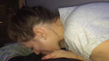 Глубокий минет от болтливой подружки