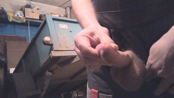 Дрочу, кончаю в гараже