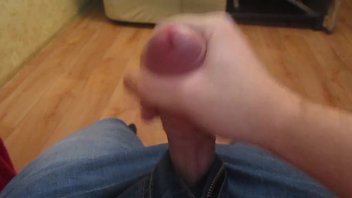 Дрочу и кончаю горячей спермой дома