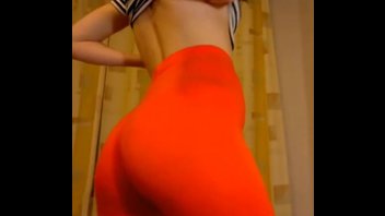 Шоу в красных колготках