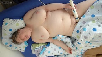 Жирная зрелая женщина кайфует от вибратора, пилотку она отлично ласкает игрушкой