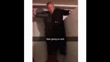 Девушки развлекаются в туалете